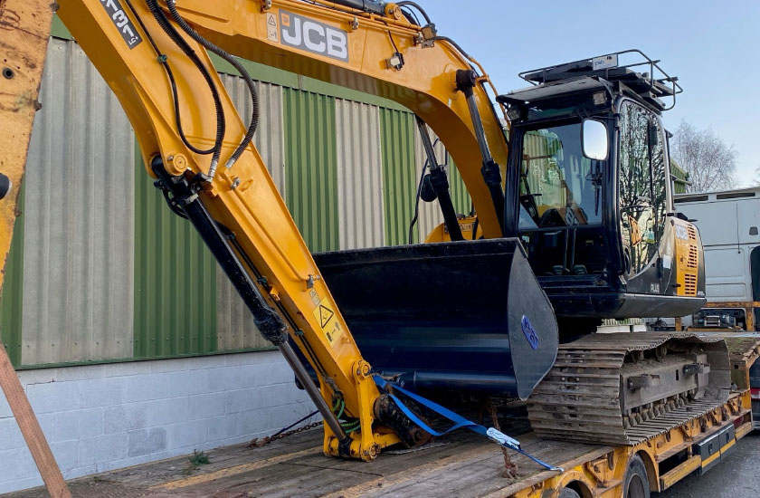 13-tonne-excavator-with-large-muck-moving-bucket-2